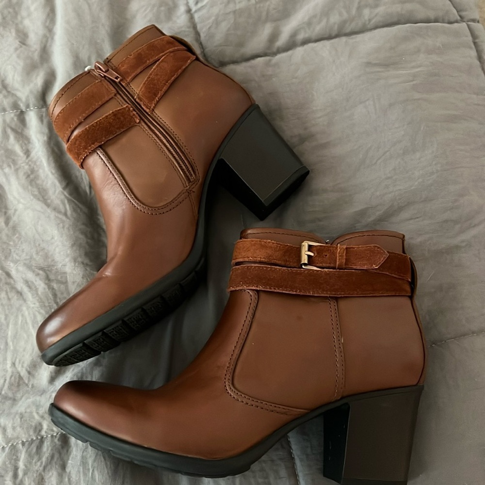 Clark’s women’s cinnamon brown leather ankle booties, suede strap. Size 9 1/2M